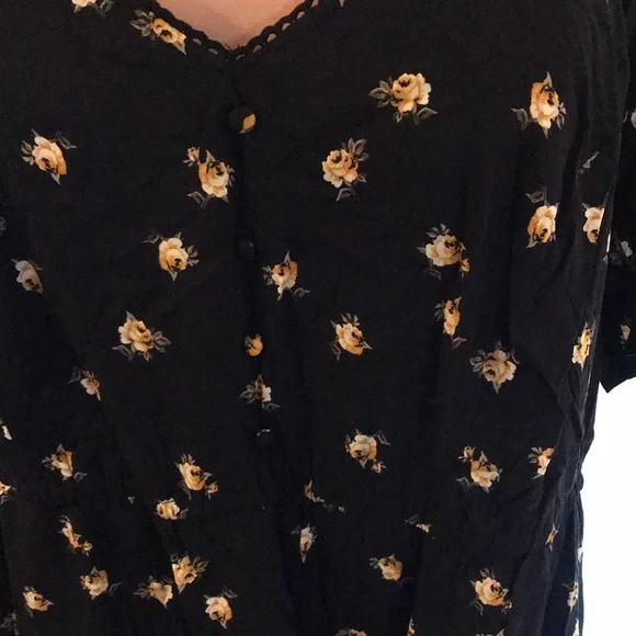 Torrid Black with yellow roses print blouse SZ 3 - Picture 3 of 7